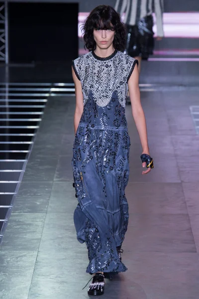 Look 10